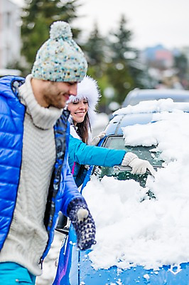 포토 JPG 주간 서양인 외국인 여자 남자 겨울 자동차 미소 상반신 20대 성인 야외 두명 옆모습 친구 눈 빗자루 눈치우기 성인만 국내포토 자연요소 계절 육상교통 뷰포인트 관계 날씨 표정 사람 인종 청년 청소도구 치우기 파일형식