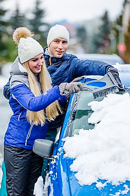 포토 JPG 주간 서양인 외국인 커플 여자 남자 겨울 자동차 미소 상반신 20대 성인 야외 두명 친구 눈 빗자루 눈치우기 성인만 국내포토 자연요소 계절 육상교통 관계 날씨 표정 사람 인종 청년 청소도구 치우기 파일형식