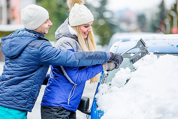 포토 JPG 주간 서양인 외국인 커플 여자 남자 자동차 함께함 서기 상반신 20대 성인 야외 두명 옆모습 친구 눈 빗자루 눈치우기 성인만 국내포토 자연요소 육상교통 뷰포인트 컨셉 관계 모션 날씨 사람 인종 청년 청소도구 치우기 파일형식