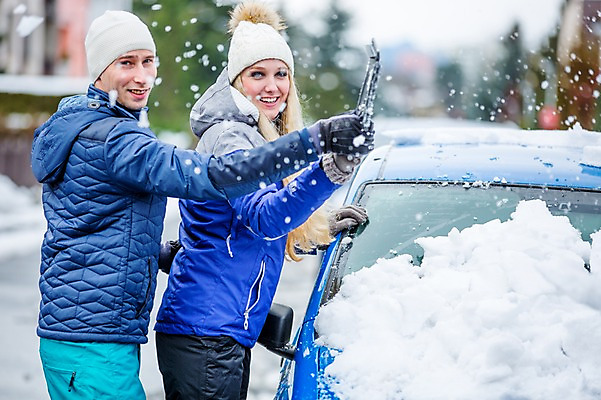 포토 JPG 주간 서양인 외국인 커플 여자 남자 겨울 자동차 함께함 서기 미소 상반신 20대 성인 야외 두명 앞모습 옆모습 눈 빗자루 눈치우기 성인만 국내포토 자연요소 계절 육상교통 뷰포인트 컨셉 관계 모션 날씨 표정 사람 인종 청년 청소도구 치우기 파일형식