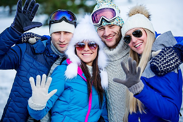 포토 JPG 주간 서양인 외국인 여자 남자 행복 겨울 포옹 어깨동무 함께함 서기 미소 웃음 여러명 상반신 20대 성인 야외 앞모습 친구 즐거움 손인사 성인만 국내포토 자연요소 계절 감정 뷰포인트 포즈 다수 컨셉 관계 안기 모션 표정 사람 인종 청년 인사 파일형식