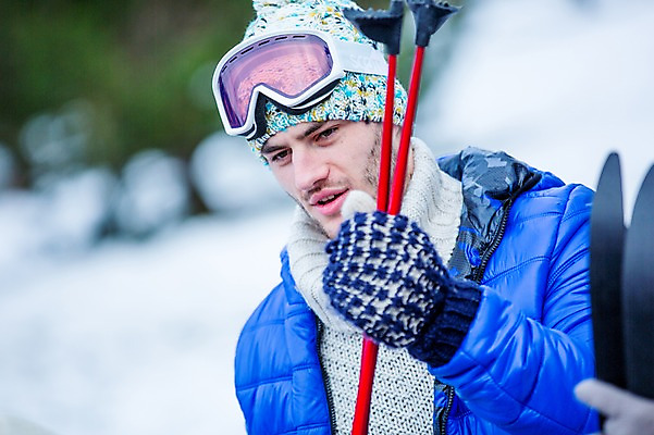 포토 JPG 주간 서양인 외국인 남자 겨울 스키 한명 상반신 20대 성인 야외 찡그림 폴 스키고글 스키대 스키판 성인남자한명만 국내포토 자연요소 1 계절 겨울스포츠 표정 사람 인종 청년 스키용품 남자한명만 성인남자만 파일형식