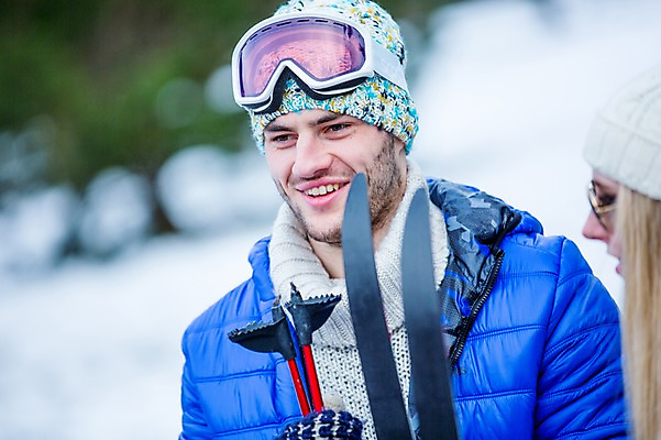 포토 JPG 주간 서양인 외국인 여자 남자 겨울 스키 웃음 상반신 20대 성인 야외 두명 폴 스키고글 스키대 스키판 성인만 국내포토 자연요소 계절 겨울스포츠 표정 사람 인종 청년 스키용품 파일형식