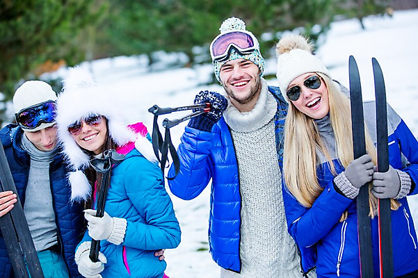 포토 JPG 주간 서양인 외국인 커플 여자 남자 겨울 스키 미소 웃음 여러명 상반신 20대 성인 야외 앞모습 친구 즐거움 폴 스키고글 스키대 스키판 성인만 국내포토 자연요소 계절 감정 뷰포인트 다수 관계 겨울스포츠 표정 사람 인종 청년 스키용품 파일형식