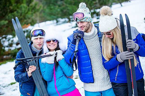 포토 JPG 주간 서양인 외국인 커플 여자 남자 겨울 안기 스키 웃음 여러명 상반신 20대 성인 야외 앞모습 옆모습 친구 즐거움 폴 스키고글 스키대 스키판 성인만 국내포토 자연요소 계절 감정 뷰포인트 다수 관계 모션 겨울스포츠 표정 사람 인종 청년 스키용품 파일형식