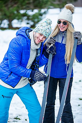 포토 JPG 주간 서양인 외국인 커플 여자 남자 겨울 스키 서기 웃음 상반신 20대 성인 야외 두명 앞모습 즐거움 폴 스키고글 스키대 스키판 성인만 국내포토 자연요소 계절 감정 뷰포인트 관계 모션 겨울스포츠 표정 사람 인종 청년 스키용품 파일형식