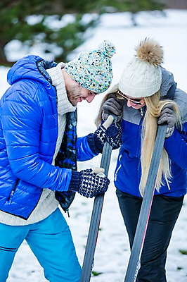 포토 JPG 주간 서양인 외국인 커플 여자 남자 겨울 스키 웃음 상반신 20대 성인 야외 두명 앞모습 즐거움 폴 스키대 스키판 성인만 국내포토 자연요소 계절 감정 뷰포인트 관계 겨울스포츠 표정 사람 인종 청년 스키용품 파일형식