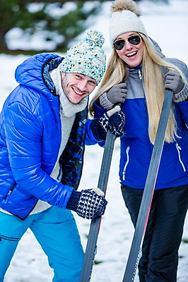 포토 JPG 주간 서양인 외국인 커플 여자 남자 겨울 스키 서기 웃음 상반신 20대 성인 야외 두명 즐거움 폴 스키대 스키판 성인만 국내포토 자연요소 계절 감정 관계 모션 겨울스포츠 표정 사람 인종 청년 스키용품 파일형식