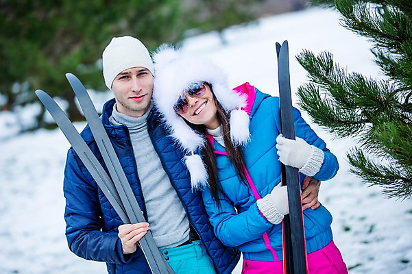 포토 JPG 주간 서양인 커플 여자 남자 겨울 안기 스키 서기 웃음 상반신 20대 성인 야외 두명 앞모습 폴 스키대 스키판 성인만 국내포토 자연요소 외국인 계절 뷰포인트 관계 모션 겨울스포츠 표정 사람 청년 스키용품 파일형식