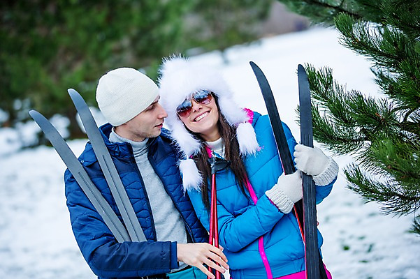 포토 JPG 주간 서양인 외국인 커플 여자 남자 안기 스키 서기 웃음 상반신 20대 성인 야외 두명 앞모습 옆모습 즐거움 폴 스키대 스키판 성인만 국내포토 자연요소 감정 뷰포인트 관계 모션 겨울스포츠 표정 사람 인종 청년 스키용품 파일형식