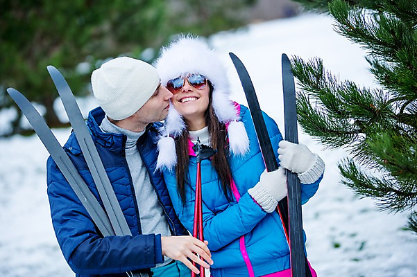 포토 JPG 주간 서양인 외국인 커플 여자 남자 겨울 안기 스키 키스 서기 웃음 상반신 20대 성인 야외 두명 앞모습 옆모습 즐거움 폴 스키대 스키판 성인만 국내포토 자연요소 계절 감정 뷰포인트 관계 모션 겨울스포츠 표정 사람 인종 청년 애정표현 스키용품 파일형식