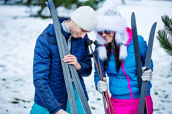 포토 JPG 주간 서양인 외국인 커플 여자 남자 겨울 스키 서기 상반신 20대 성인 야외 두명 즐거움 폴 스키대 스키판 성인만 국내포토 자연요소 계절 감정 관계 모션 겨울스포츠 사람 인종 청년 스키용품 파일형식