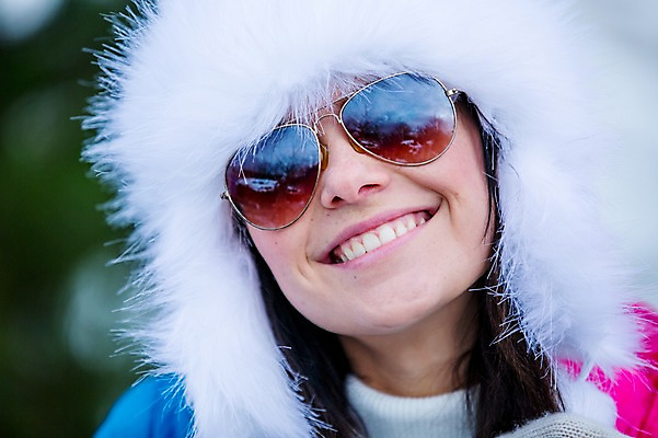 포토 JPG 주간 서양인 외국인 여자 행복 얼굴 겨울 한명 미소 웃음 근접촬영 20대 성인 야외 앞모습 신체부위 선글라스 즐거움 성인여자한명만 국내포토 자연요소 1 계절 감정 안경 뷰포인트 표정 사람 인종 청년 여자한명만 성인여자만 파일형식