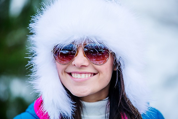 포토 JPG 주간 서양인 외국인 여자 행복 얼굴 겨울 한명 미소 웃음 근접촬영 상반신 20대 성인 야외 앞모습 신체부위 선글라스 즐거움 성인여자한명만 국내포토 자연요소 1 계절 감정 안경 뷰포인트 표정 사람 인종 청년 여자한명만 성인여자만 파일형식