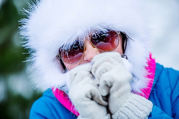 포토 JPG 주간 서양인 외국인 손 여자 얼굴 겨울 한명 근접촬영 상반신 20대 성인 야외 앞모습 신체부위 선글라스 털장갑 얼굴가리기 성인여자한명만 국내포토 자연요소 1 계절 안경 뷰포인트 장갑 사람 인종 청년 가림 여자한명만 성인여자만 파일형식