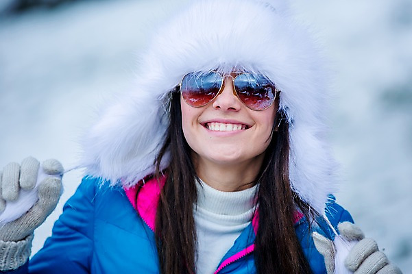 포토 JPG 주간 서양인 여자 행복 얼굴 겨울 한명 미소 웃음 근접촬영 상반신 20대 성인 야외 앞모습 신체부위 선글라스 즐거움 성인여자한명만 국내포토 자연요소 외국인 1 계절 감정 안경 뷰포인트 표정 사람 청년 여자한명만 성인여자만 파일형식