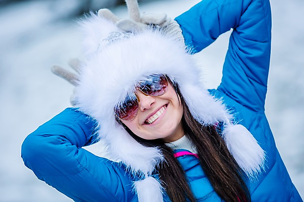 포토 JPG 주간 서양인 외국인 여자 행복 겨울 한명 미소 웃음 근접촬영 20대 성인 야외 앞모습 즐거움 브이 성인여자한명만 국내포토 자연요소 1 계절 감정 뷰포인트 표정 사람 인종 손짓 청년 여자한명만 성인여자만 파일형식