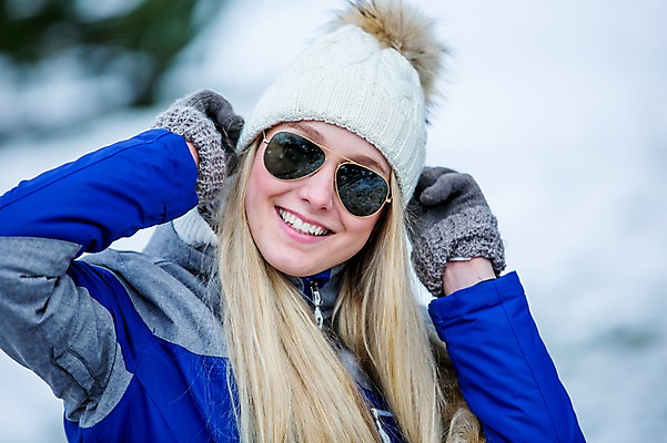 포토 JPG 주간 서양인 외국인 여자 장갑 겨울 털모자 한명 미소 웃음 상반신 20대 성인 야외 앞모습 선글라스 성인여자한명만 국내포토 자연요소 모자_잡화 1 잡화 계절 안경 뷰포인트 표정 사람 인종 청년 여자한명만 성인여자만 파일형식