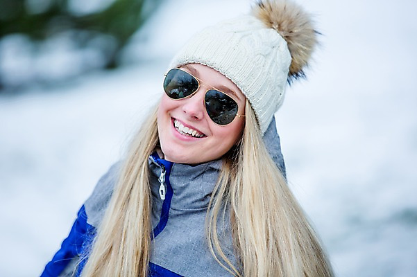 포토 JPG 주간 서양인 여자 얼굴 겨울 한명 미소 웃음 상반신 20대 성인 야외 신체부위 즐거움 성인여자한명만 국내포토 자연요소 외국인 1 계절 감정 표정 사람 청년 여자한명만 성인여자만 파일형식