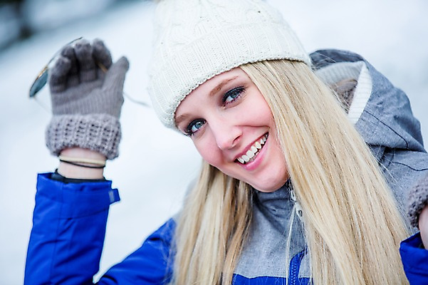 포토 JPG 주간 서양인 여자 겨울 한명 미소 웃음 상반신 20대 성인 야외 앞모습 손들기 성인여자한명만 국내포토 자연요소 외국인 1 계절 뷰포인트 모션 표정 사람 청년 여자한명만 성인여자만 파일형식