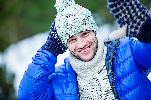 포토 JPG 주간 서양인 남자 행복 얼굴 겨울 한명 미소 웃음 상반신 20대 성인 야외 앞모습 신체부위 즐거움 성인남자한명만 국내포토 자연요소 외국인 1 계절 감정 뷰포인트 표정 사람 청년 남자한명만 성인남자만 파일형식