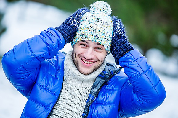 포토 JPG 주간 서양인 남자 행복 겨울 한명 미소 웃음 상반신 20대 성인 야외 앞모습 성인여자한명만 국내포토 자연요소 외국인 1 계절 감정 뷰포인트 표정 사람 청년 여자한명만 성인여자만 파일형식