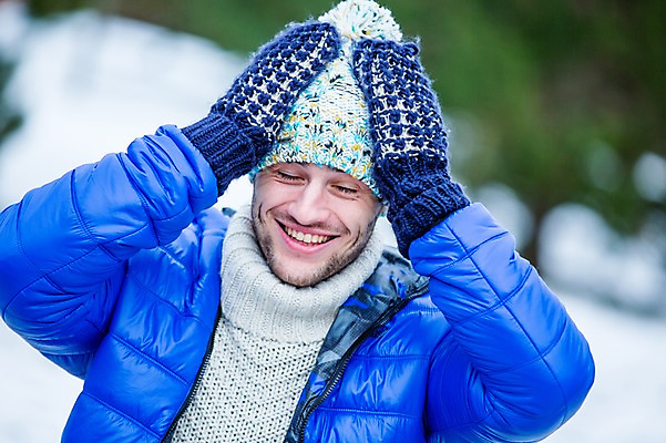 포토 JPG 주간 서양인 남자 얼굴 한명 미소 웃음 상반신 20대 성인 야외 신체부위 눈감음 즐거움 성인남자한명만 국내포토 자연요소 외국인 1 감정 모션 표정 사람 청년 남자한명만 성인남자만 파일형식