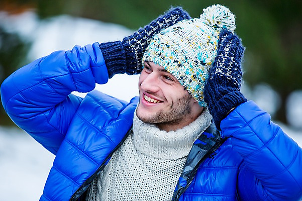 포토 JPG 주간 서양인 남자 겨울 한명 미소 웃음 상반신 20대 성인 야외 옆모습 즐거움 성인남자한명만 국내포토 자연요소 외국인 1 계절 감정 뷰포인트 표정 사람 청년 남자한명만 성인남자만 파일형식