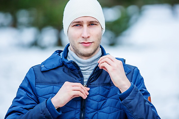 포토 JPG 주간 서양인 남자 겨울 한명 상반신 20대 성인 야외 앞모습 성인남자한명만 국내포토 자연요소 외국인 1 계절 뷰포인트 사람 청년 남자한명만 성인남자만 파일형식