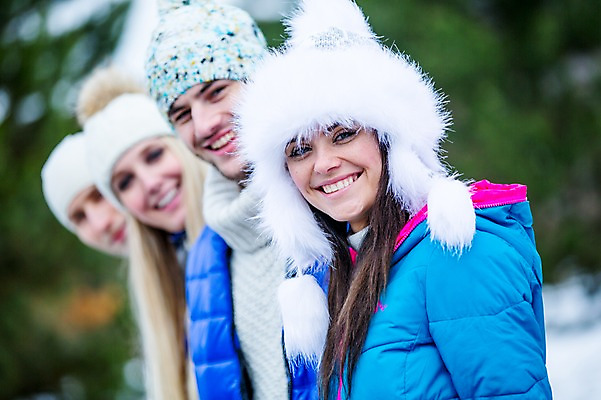 포토 JPG 주간 서양인 여자 남자 미소 웃음 여러명 상반신 20대 성인 야외 친구 일렬 성인만 국내포토 자연요소 외국인 다수 관계 표정 사람 청년 파일형식