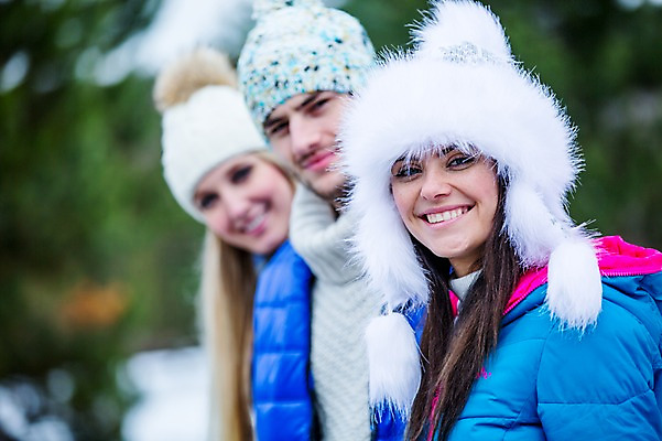 포토 JPG 주간 서양인 여자 남자 겨울 미소 웃음 상반신 20대 성인 야외 세명 친구 일렬 성인만 국내포토 자연요소 외국인 계절 관계 표정 사람 청년 파일형식