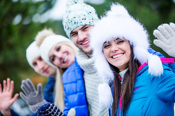 포토 JPG 주간 서양인 여자 남자 행복 겨울 미소 웃음 여러명 상반신 20대 성인 야외 앞모습 즐거움 손인사 일렬 성인만 국내포토 자연요소 외국인 계절 감정 뷰포인트 다수 표정 사람 청년 인사 파일형식