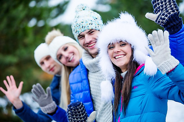 포토 JPG 주간 서양인 여자 남자 행복 겨울 미소 웃음 여러명 상반신 20대 성인 야외 앞모습 친구 즐거움 손인사 성인만 국내포토 자연요소 외국인 계절 감정 뷰포인트 다수 관계 표정 사람 청년 인사 파일형식
