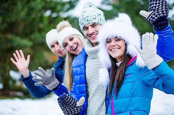 포토 JPG 주간 서양인 여자 남자 행복 겨울 미소 웃음 여러명 상반신 20대 성인 야외 앞모습 친구 즐거움 손인사 성인만 국내포토 자연요소 외국인 계절 감정 뷰포인트 다수 관계 표정 사람 청년 인사 파일형식