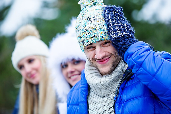 포토 JPG 서양인 여자 남자 행복 얼굴 겨울 미소 웃음 상반신 20대 성인 신체부위 세명 친구 성인만 국내포토 외국인 계절 감정 관계 표정 사람 청년 파일형식