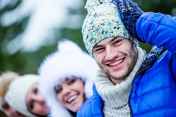 포토 JPG 주간 서양인 여자 남자 얼굴 겨울 미소 웃음 여러명 상반신 20대 성인 야외 신체부위 친구 일렬 성인만 국내포토 자연요소 외국인 계절 다수 관계 표정 사람 청년 파일형식