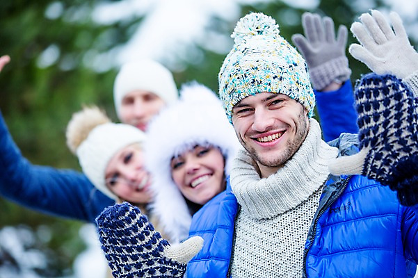 포토 JPG 주간 서양인 여자 남자 겨울 미소 웃음 여러명 상반신 20대 성인 야외 앞모습 친구 즐거움 손인사 성인만 국내포토 자연요소 외국인 계절 감정 뷰포인트 다수 관계 표정 사람 청년 인사 파일형식