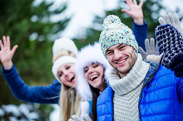포토 JPG 주간 서양인 여자 남자 겨울 미소 웃음 여러명 상반신 20대 성인 야외 앞모습 친구 즐거움 손인사 성인만 국내포토 자연요소 외국인 계절 감정 뷰포인트 다수 관계 표정 사람 청년 인사 파일형식