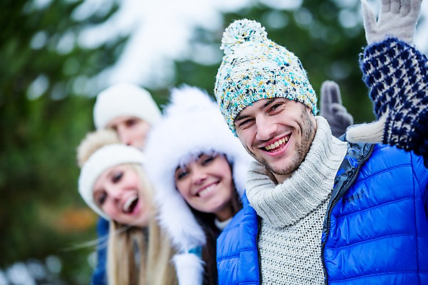 포토 JPG 주간 서양인 여자 남자 행복 겨울 미소 웃음 여러명 상반신 20대 성인 야외 앞모습 친구 즐거움 손인사 일렬 성인만 국내포토 자연요소 외국인 계절 감정 뷰포인트 다수 관계 표정 사람 청년 인사 파일형식