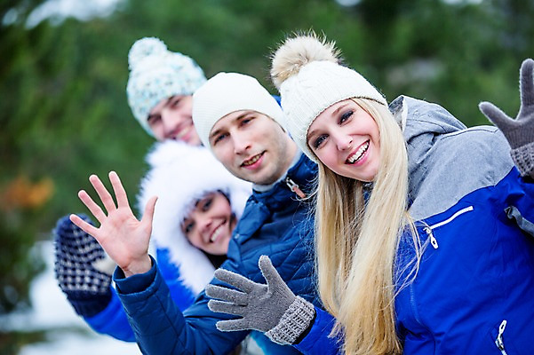 포토 JPG 주간 서양인 여자 남자 행복 겨울 서기 웃음 여러명 상반신 20대 성인 야외 앞모습 친구 즐거움 손인사 일렬 성인만 국내포토 자연요소 외국인 계절 감정 뷰포인트 다수 관계 모션 표정 사람 청년 인사 파일형식