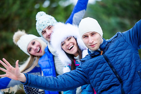 포토 JPG 주간 서양인 여자 남자 행복 겨울 서기 미소 웃음 여러명 상반신 20대 성인 야외 앞모습 친구 손들기 즐거움 일렬 성인만 국내포토 자연요소 외국인 계절 감정 뷰포인트 다수 관계 모션 표정 사람 청년 파일형식