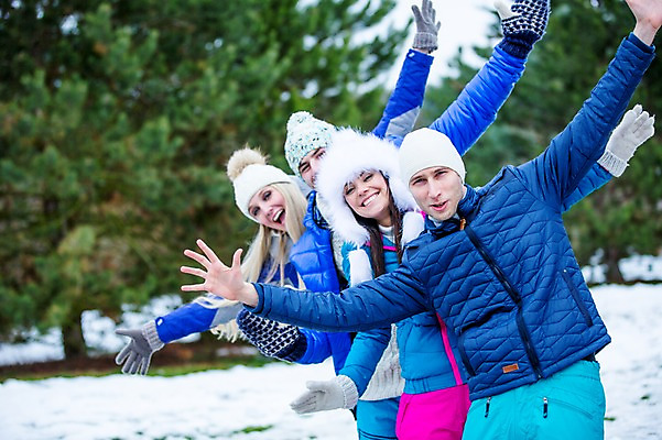 포토 JPG 주간 서양인 여자 남자 행복 겨울 서기 미소 여러명 상반신 20대 성인 야외 앞모습 친구 손들기 즐거움 일렬 성인만 국내포토 자연요소 외국인 계절 감정 뷰포인트 다수 관계 모션 표정 사람 청년 파일형식