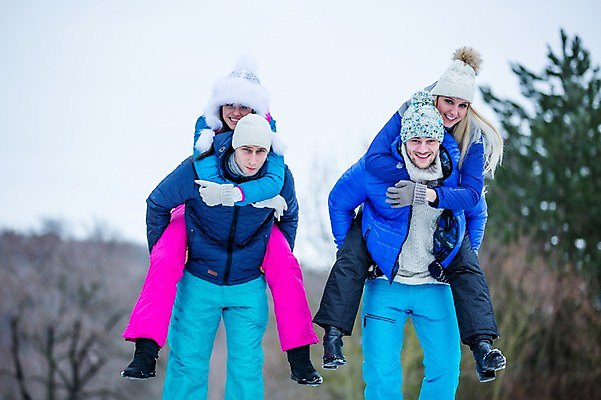 포토 JPG 주간 전신 서양인 커플 여자 남자 겨울 서기 미소 들기 여러명 상반신 20대 성인 야외 앞모습 친구 즐거움 업기 성인만 국내포토 자연요소 외국인 계절 감정 뷰포인트 다수 관계 모션 표정 사람 청년 파일형식