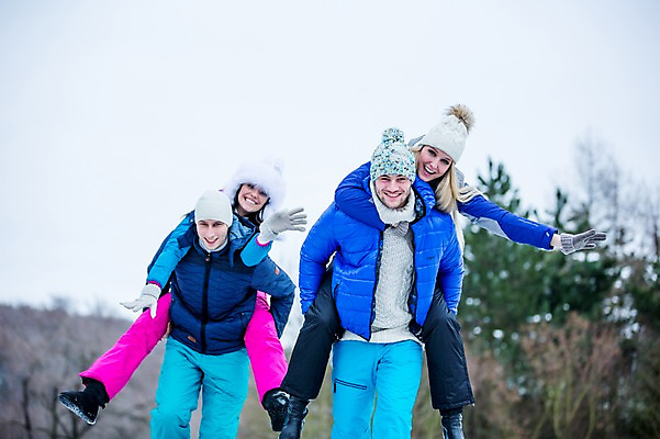포토 JPG 주간 전신 서양인 커플 여자 남자 겨울 미소 들기 여러명 상반신 20대 성인 야외 앞모습 친구 즐거움 손인사 업기 성인만 국내포토 자연요소 외국인 계절 감정 뷰포인트 다수 관계 모션 표정 사람 청년 인사 파일형식