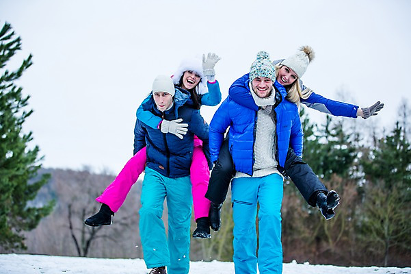 포토 JPG 주간 전신 서양인 커플 여자 남자 겨울 미소 들기 여러명 상반신 20대 성인 야외 앞모습 친구 즐거움 손인사 업기 성인만 국내포토 자연요소 외국인 계절 감정 뷰포인트 다수 관계 모션 표정 사람 청년 인사 파일형식