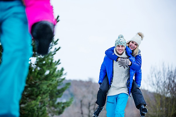 포토 JPG 주간 전신 서양인 커플 여자 남자 겨울 들기 상반신 20대 성인 야외 앞모습 세명 친구 업기 성인만 국내포토 자연요소 외국인 계절 뷰포인트 관계 모션 사람 청년 파일형식