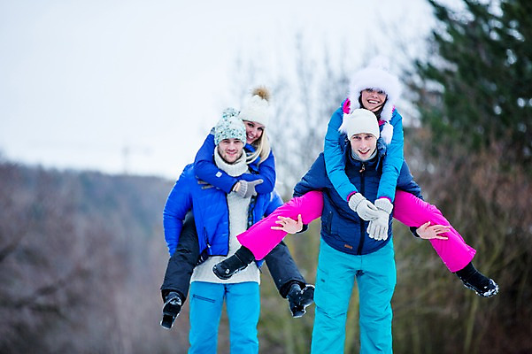 포토 JPG 주간 전신 서양인 커플 여자 남자 행복 겨울 미소 웃음 들기 여러명 상반신 20대 성인 야외 앞모습 친구 즐거움 업기 성인만 국내포토 자연요소 외국인 계절 감정 뷰포인트 다수 관계 모션 표정 사람 청년 파일형식
