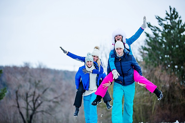 포토 JPG 주간 전신 서양인 커플 여자 남자 겨울 미소 웃음 들기 여러명 상반신 20대 성인 야외 앞모습 친구 손들기 즐거움 업기 성인만 국내포토 자연요소 외국인 계절 감정 뷰포인트 다수 관계 모션 표정 사람 청년 파일형식