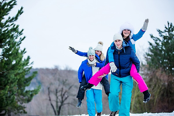 포토 JPG 주간 서양인 커플 여자 남자 겨울 미소 웃음 들기 여러명 상반신 20대 성인 야외 앞모습 친구 손들기 즐거움 업기 성인만 국내포토 자연요소 외국인 계절 감정 뷰포인트 다수 관계 모션 표정 사람 청년 파일형식
