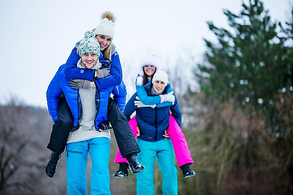 포토 JPG 주간 전신 서양인 커플 여자 남자 겨울 미소 웃음 들기 여러명 상반신 20대 성인 야외 앞모습 친구 즐거움 업기 성인만 국내포토 자연요소 외국인 계절 감정 뷰포인트 다수 관계 모션 표정 사람 청년 파일형식